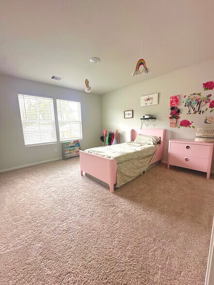 Another bedroom 4 near the loft - 11040 Pelican Hill Ln