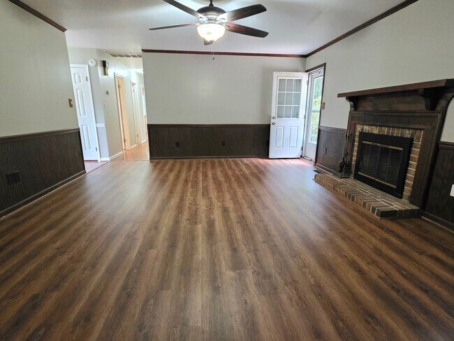 Building Photo - Cute Ranch in Yorktown Ready For New Tenants!