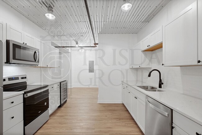 Building Photo - Apt 4 Avail July 18th!  Unique 2 BR, 2 BATH Apt in the HEART of Mt Washington!  3 Off Street Park...