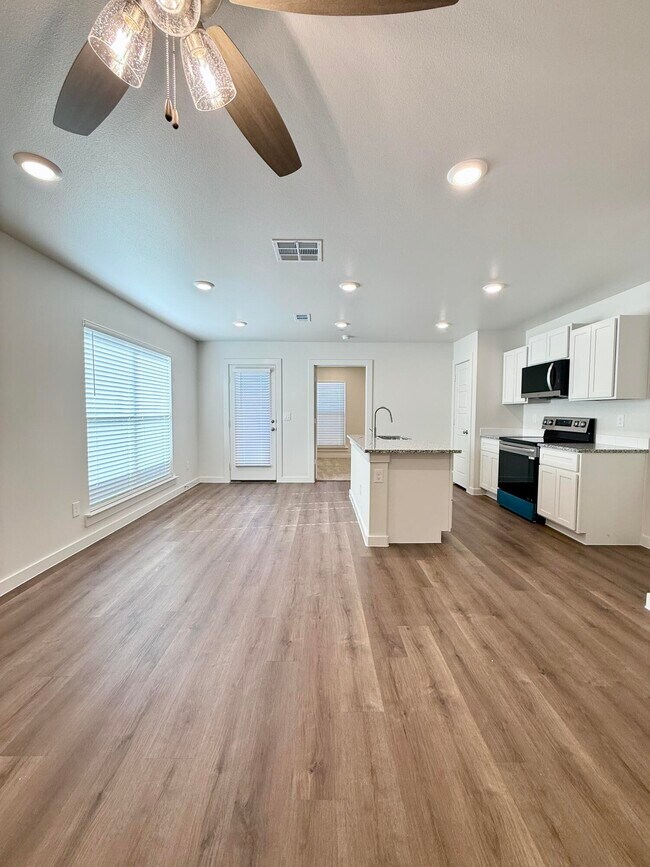 Building Photo - 1615 N Clinton Ave