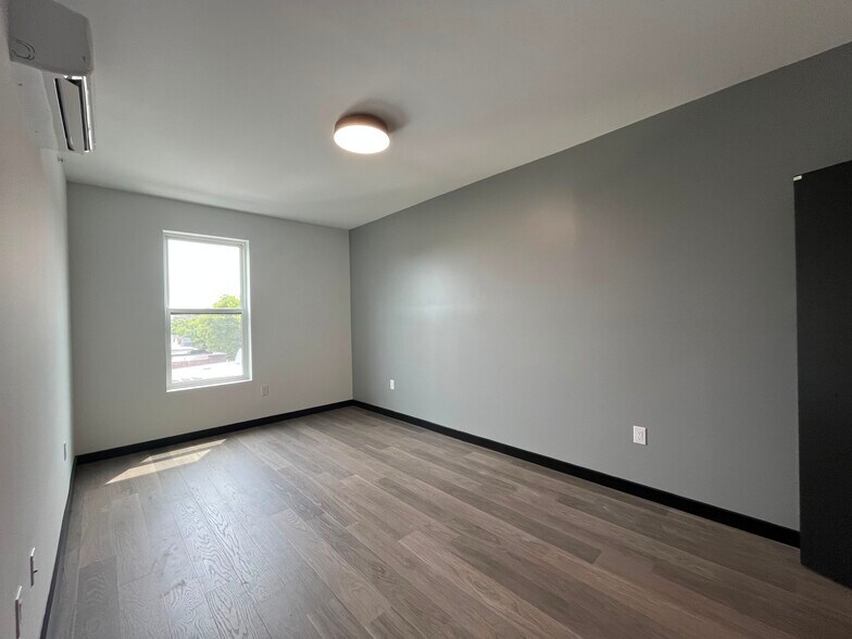Building Photo - 135 Mallory Ave