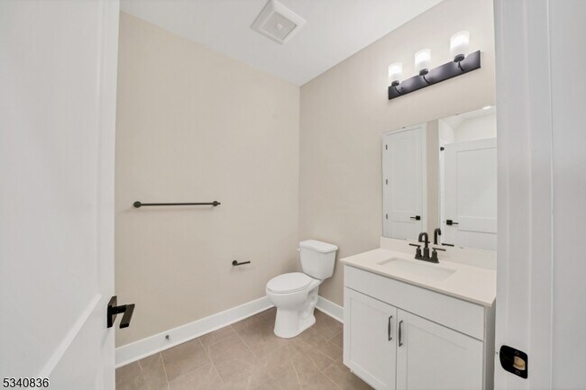 Building Photo - 105 Iris Ct