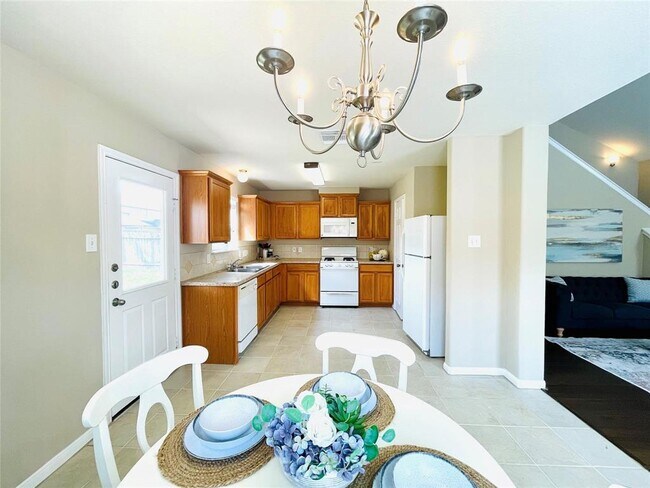Building Photo - 6330 Applewood Forest Dr
