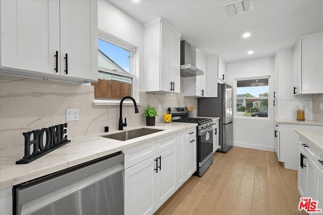 Building Photo - 5815 Saloma Ave