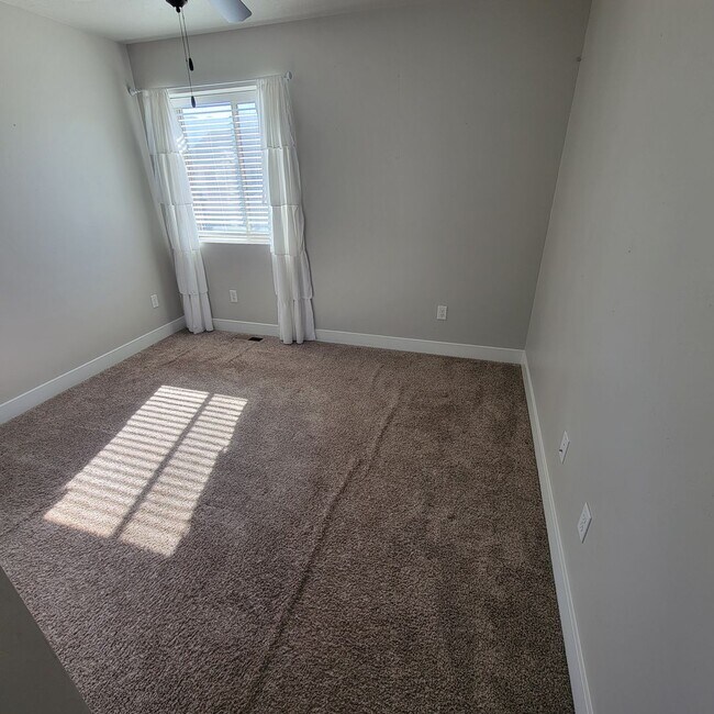 Building Photo - Spacious Modern Townhome