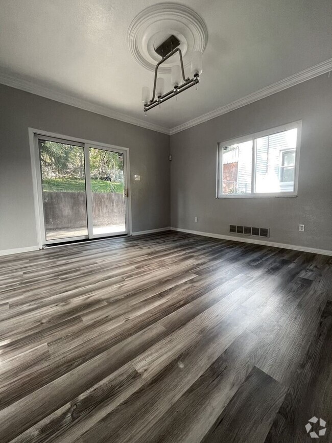 Building Photo - 2 Bedroom 1 bath w/laundry and yard