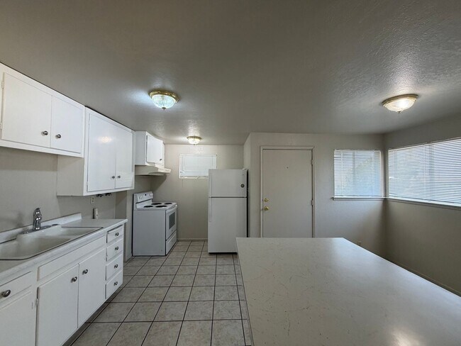 Building Photo - 1020 Taos Dr
