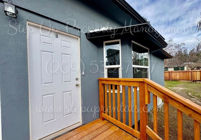 Building Photo - 18669 Pine St