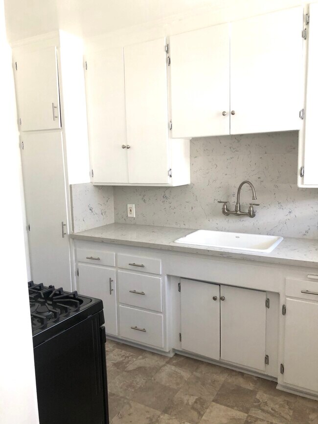 Building Photo - 2025 S Sherbourne Dr
