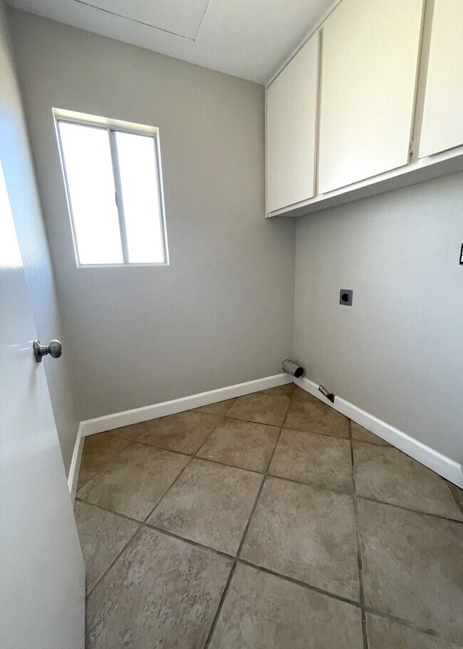 Building Photo - 1525 W Country Club Ln