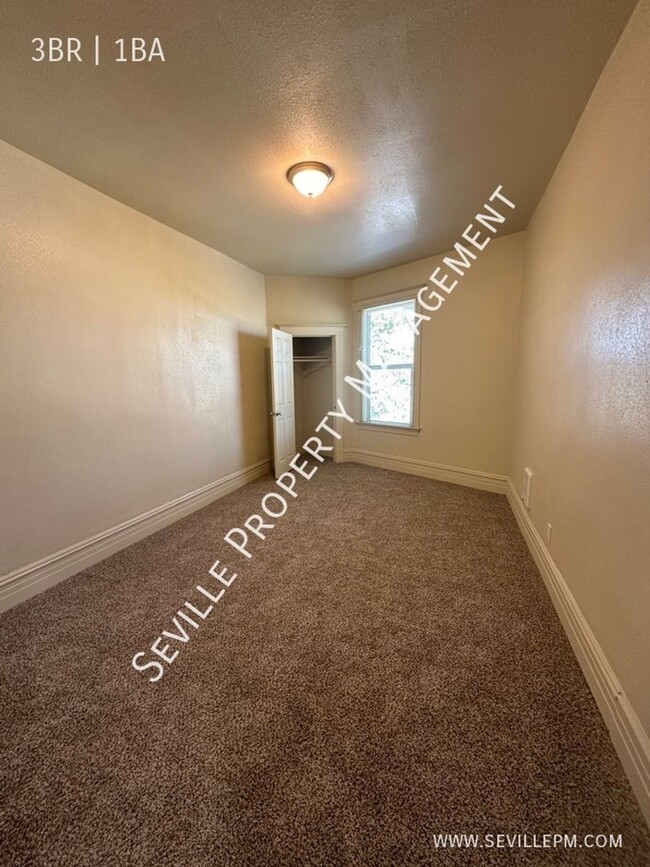 Building Photo - TOTALLY REMODELED 3BR / 1BA Upstairs Apart...