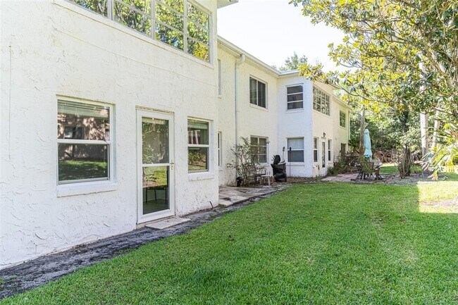 Building Photo - 1100 Martinique Dr