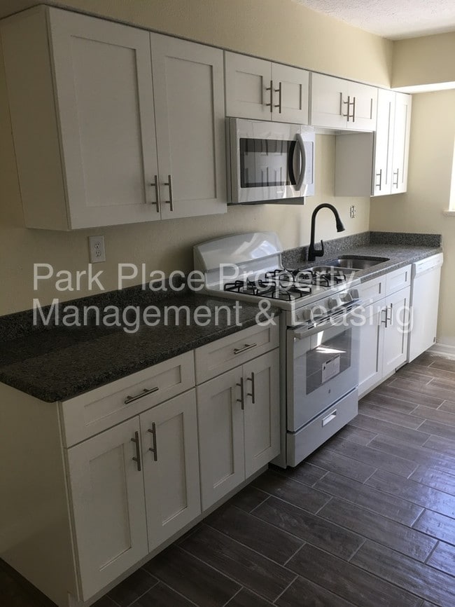 Building Photo - Double Eagle Apartments Unit 39