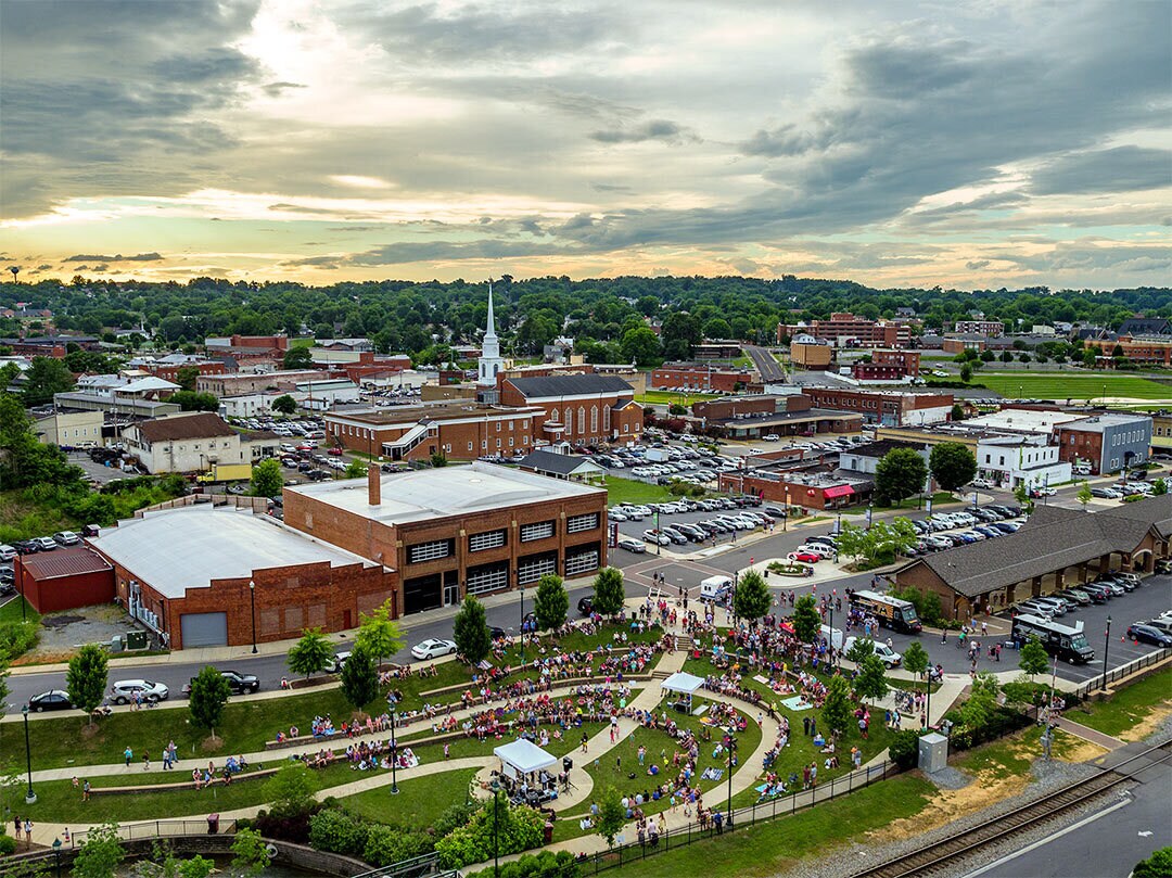 walk to downtown parks and restaurants - 711 Hamilton St