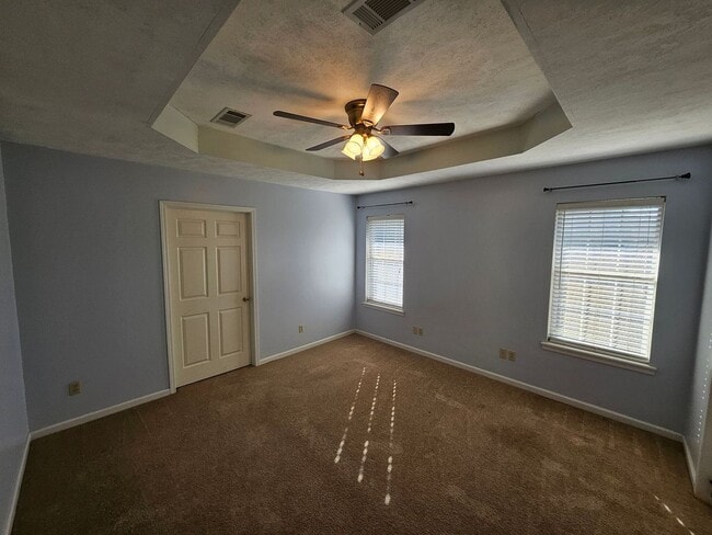 Building Photo - 2018 Hickory Dr