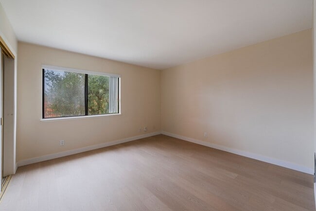 Building Photo - RPV Remodeled 2 bed 3 bath townhome in gat...