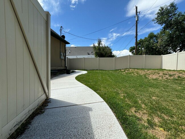 Building Photo - 275 N 600 E