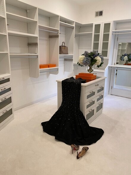 Building Photo - 32 E Bellevue Plz