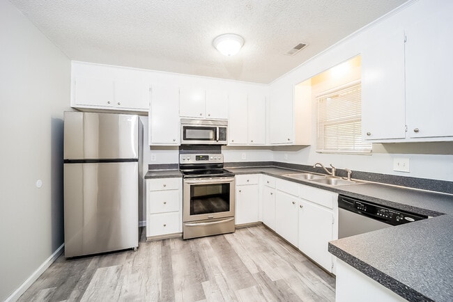 Building Photo - 102 Dartmouth Ct