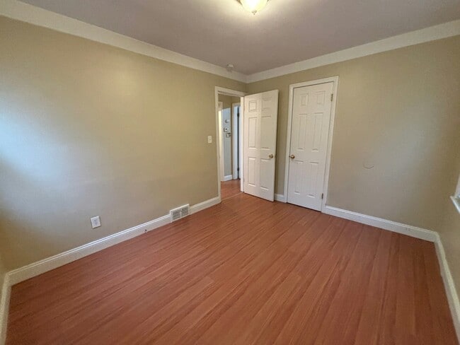 Building Photo - 920 E Mapledale Ave