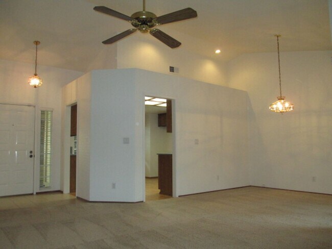 Building Photo - Woodcreek Oaks area home.