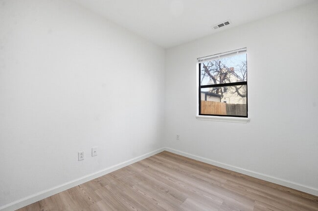 Building Photo - FULLY REMODELED 2 BED, 1.5 BATH BUNGALOW IN NORFOLK FOR RENT!