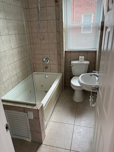 Building Photo - 1621 Murdoch Rd