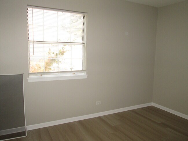 Building Photo - 557 E Shag Bark Ln