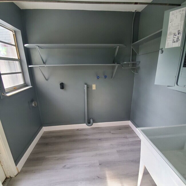 Building Photo - Duplex with 2bedrooms & another room that could be 3rd bedroom or office den space.