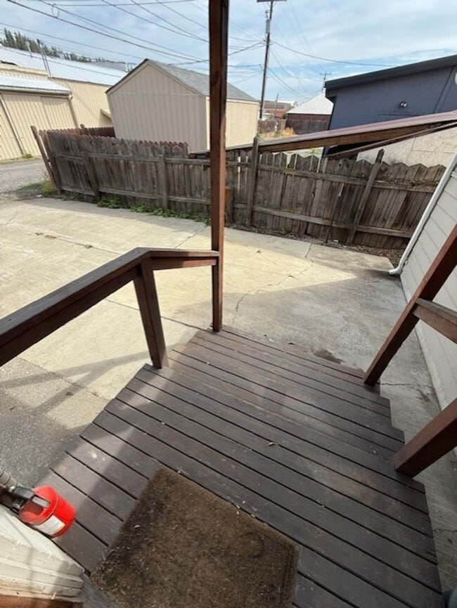 Building Photo - Cute remodel right downtown! Super cute.