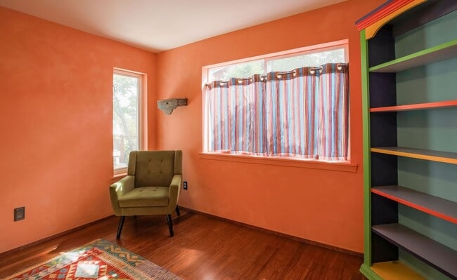 Building Photo - Lovely Langley Condo and Pet Friendly!