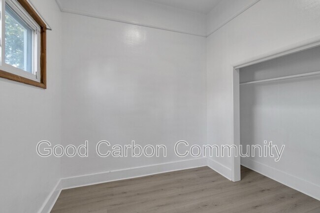 Building Photo - 596 Oliver St