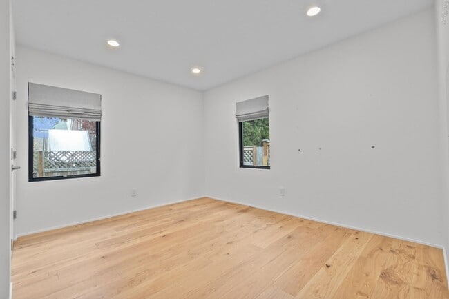 Building Photo - 4Bd/3Ba Seattle House