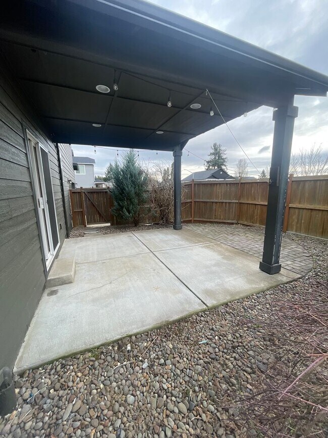 Building Photo - Beautiful 3 Bedroom on Large Corner Lot!