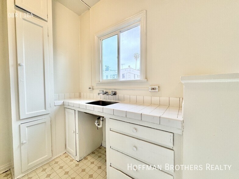 Building Photo - 836 Sanborn Ave