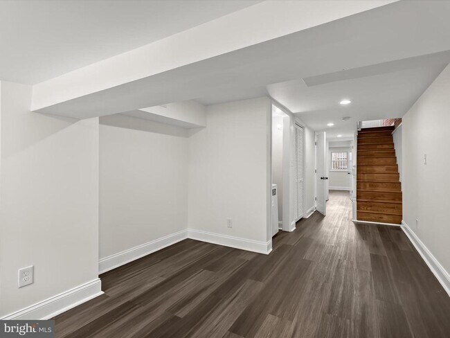 Building Photo - 404 N Robinson St