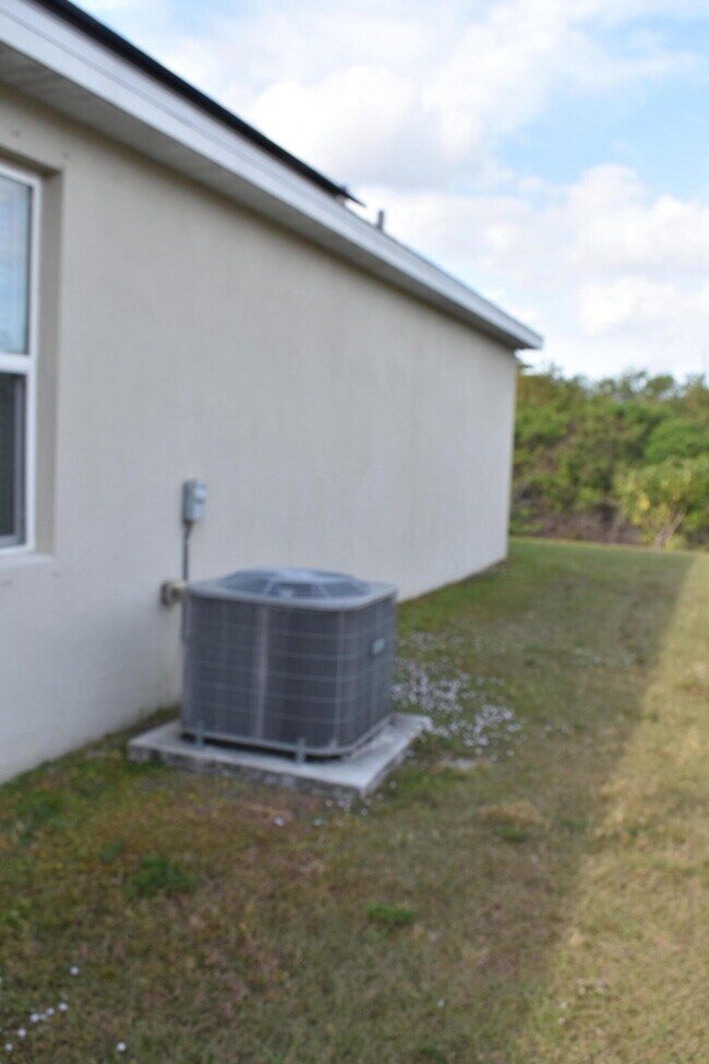 Building Photo - 107 SW Glenwood Dr