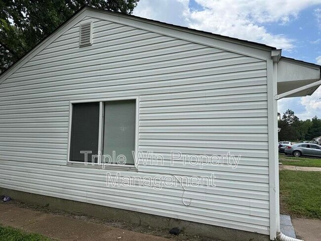 Building Photo - 442 Mueller Ave