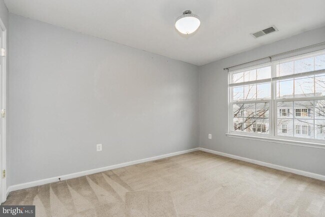 Building Photo - 2261 Forsythia Dr