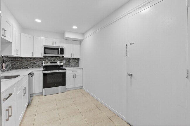 Building Photo - 2851 S Ocean Blvd