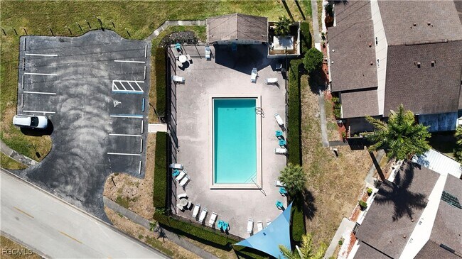 Building Photo - 5223 Cedarbend Dr