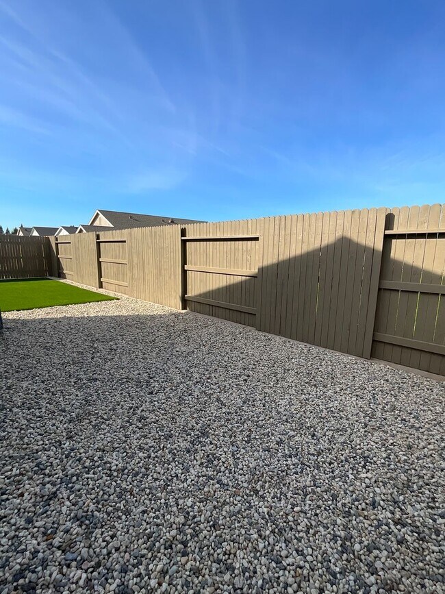 Building Photo - STUNNING BRAND NEW 3 BEDROOM HOME IN W. ROSEVILLE!!