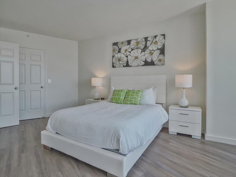 Building Photo - 33 Hudson St