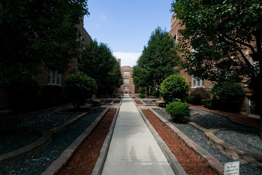 Primary Photo - 629 W Barry Ave