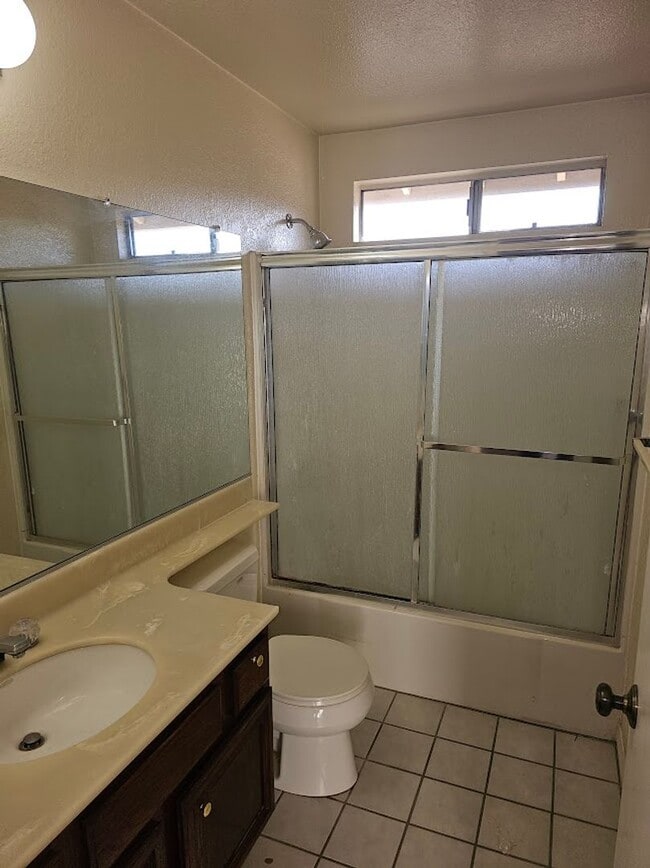 Building Photo - 4bed 2.5bath Remodeled inc. Solar & Pool