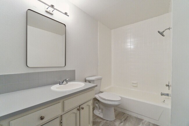Building Photo - Beautiful Single Family Home Located In In...