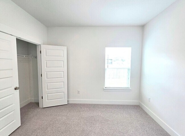 Building Photo - Spacious 2 Story Home - Saddle Ridge