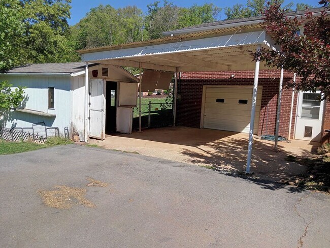Building Photo - 3 or 4 Bedroom / 2 Bath Home   Kingsport TN