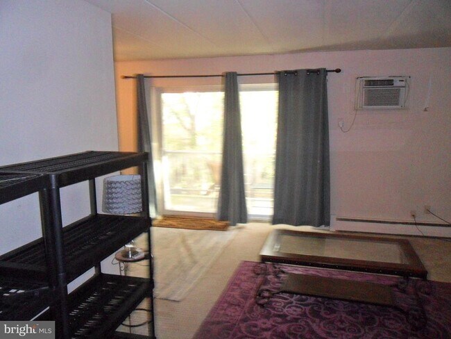 Building Photo - 610 W 11th St