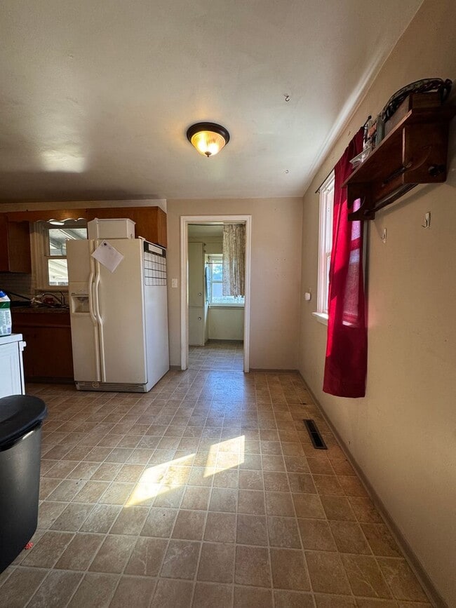 Building Photo - Cozy 2-Bedroom Pet-Friendly Home for Lease